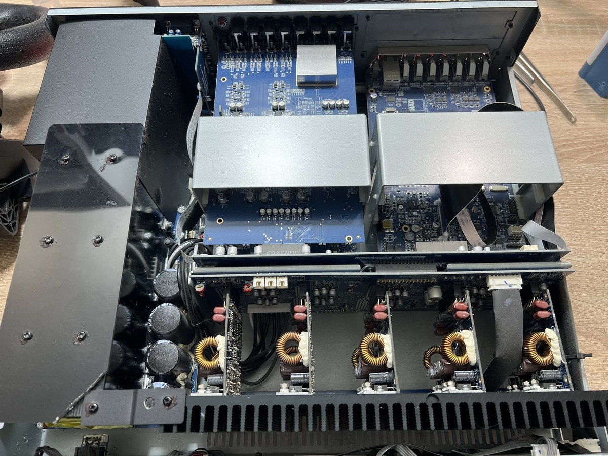 Wnętrze amplitunera z końcówkami mocy w klasie D.