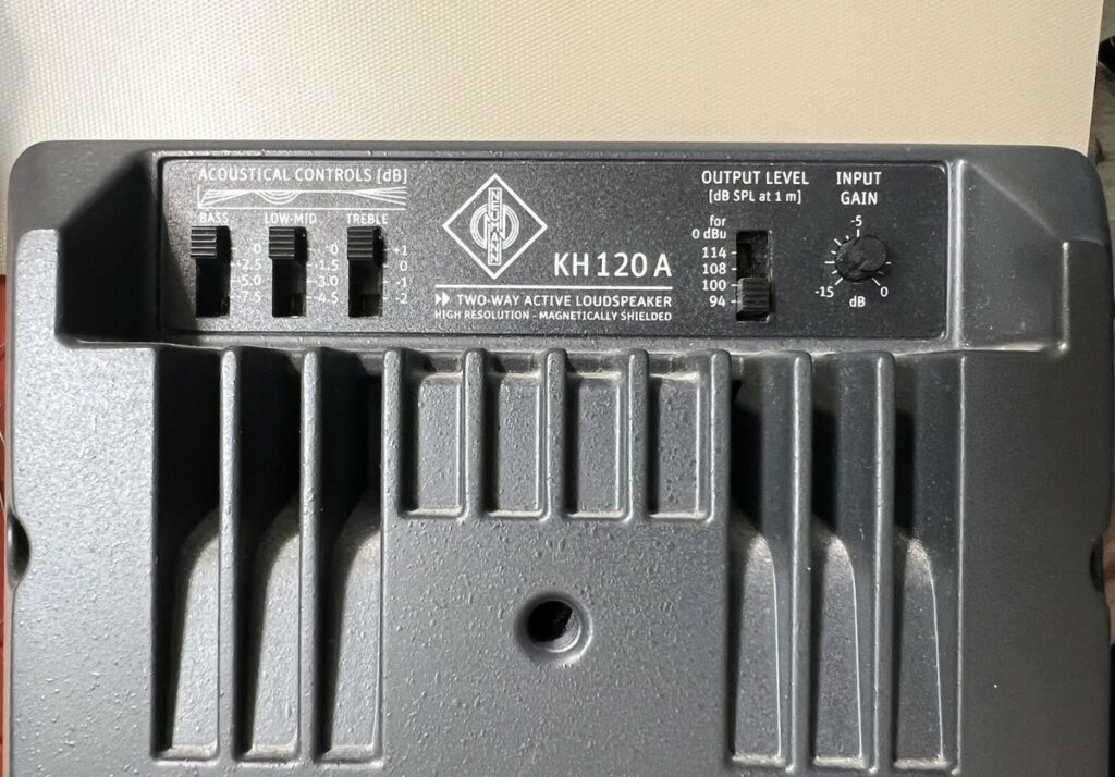 Tył monitora odsłuchowego Neumann KH 120, naprawa szumów z głośnika wysokotonowego w serwisie AudioLabs.pl