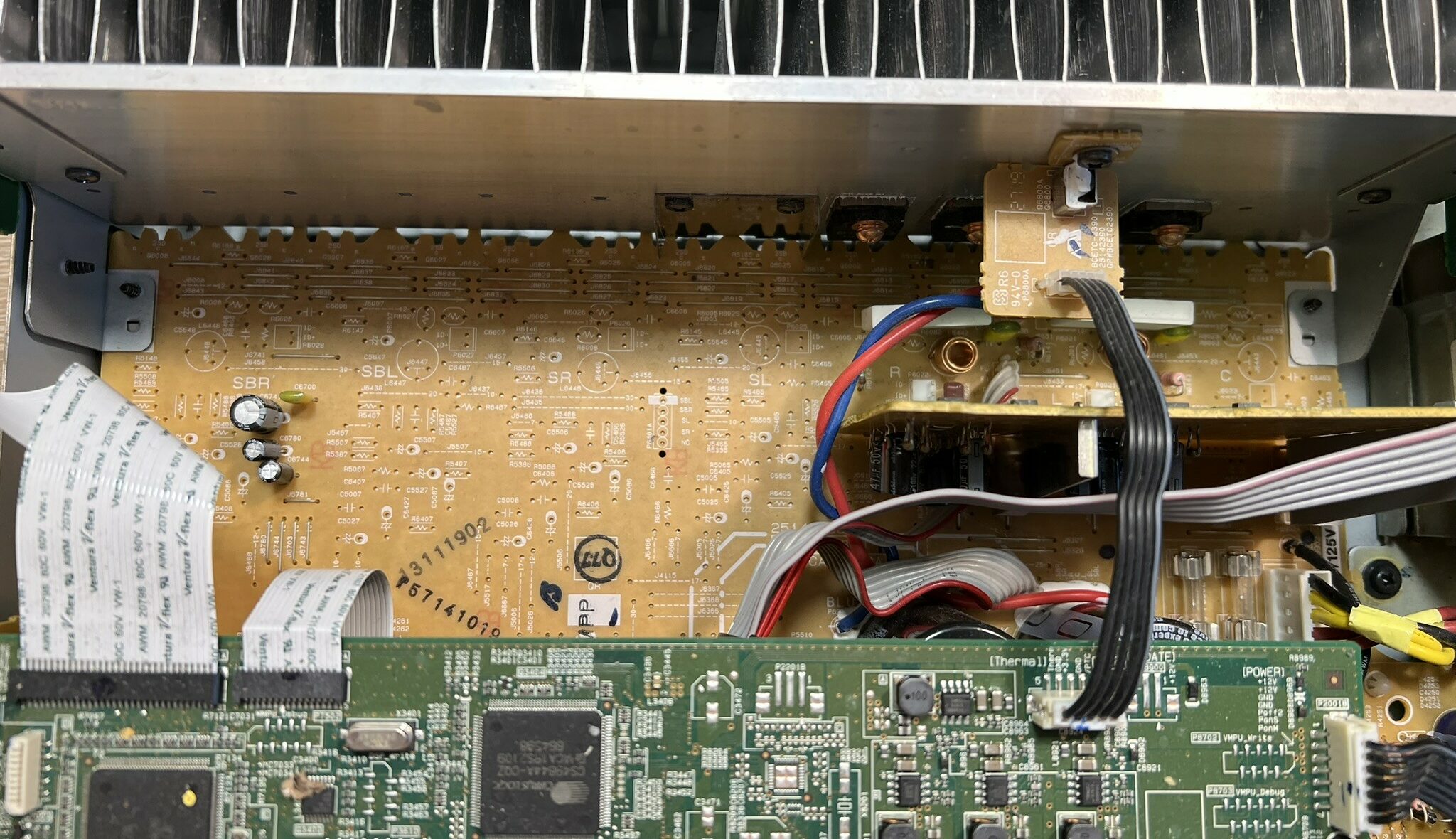 Wzmacniacz Onkyo TX-8270 podczas naprawy końcówki mocy, widoczna jest płyta HDMI i płyta główna.
