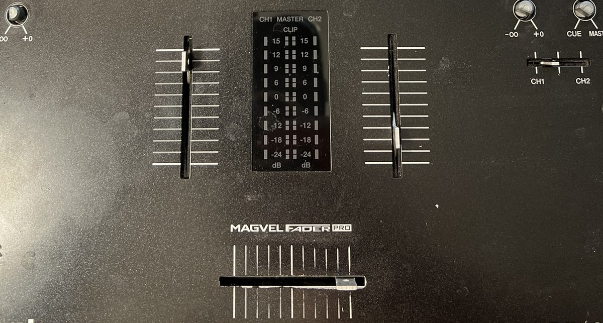 Sekcja faderów w mikserze Pioneer podczas naprawy