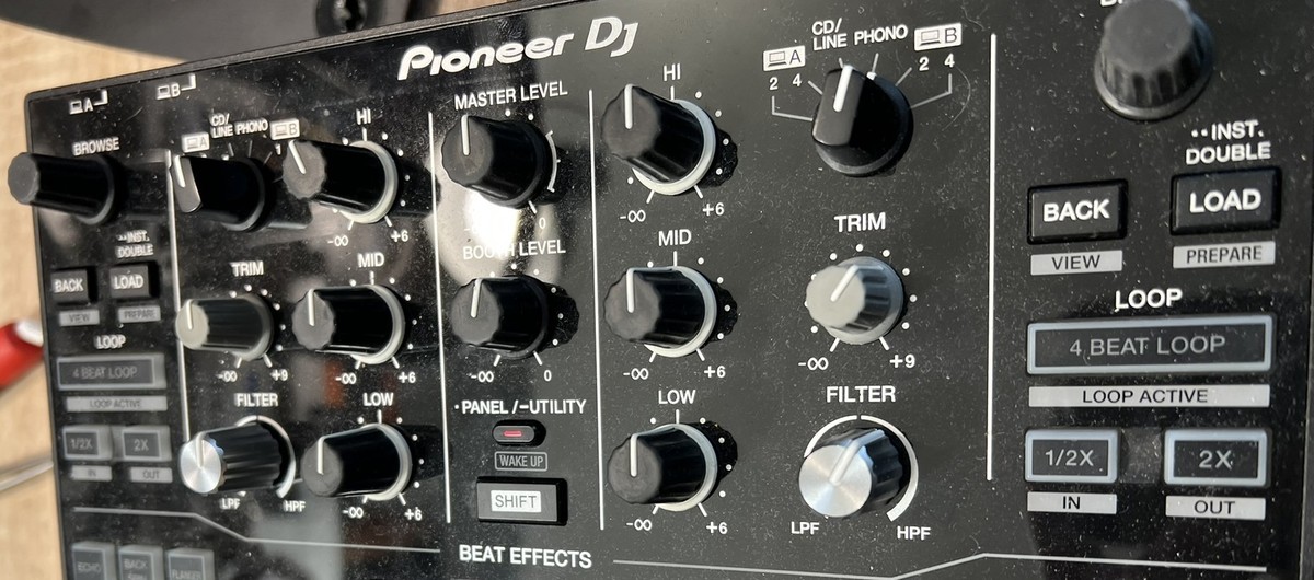 Mikser Pioneer podczas wymiany uszkodzonych potencjometrów w serwisie AudioLabs.pl