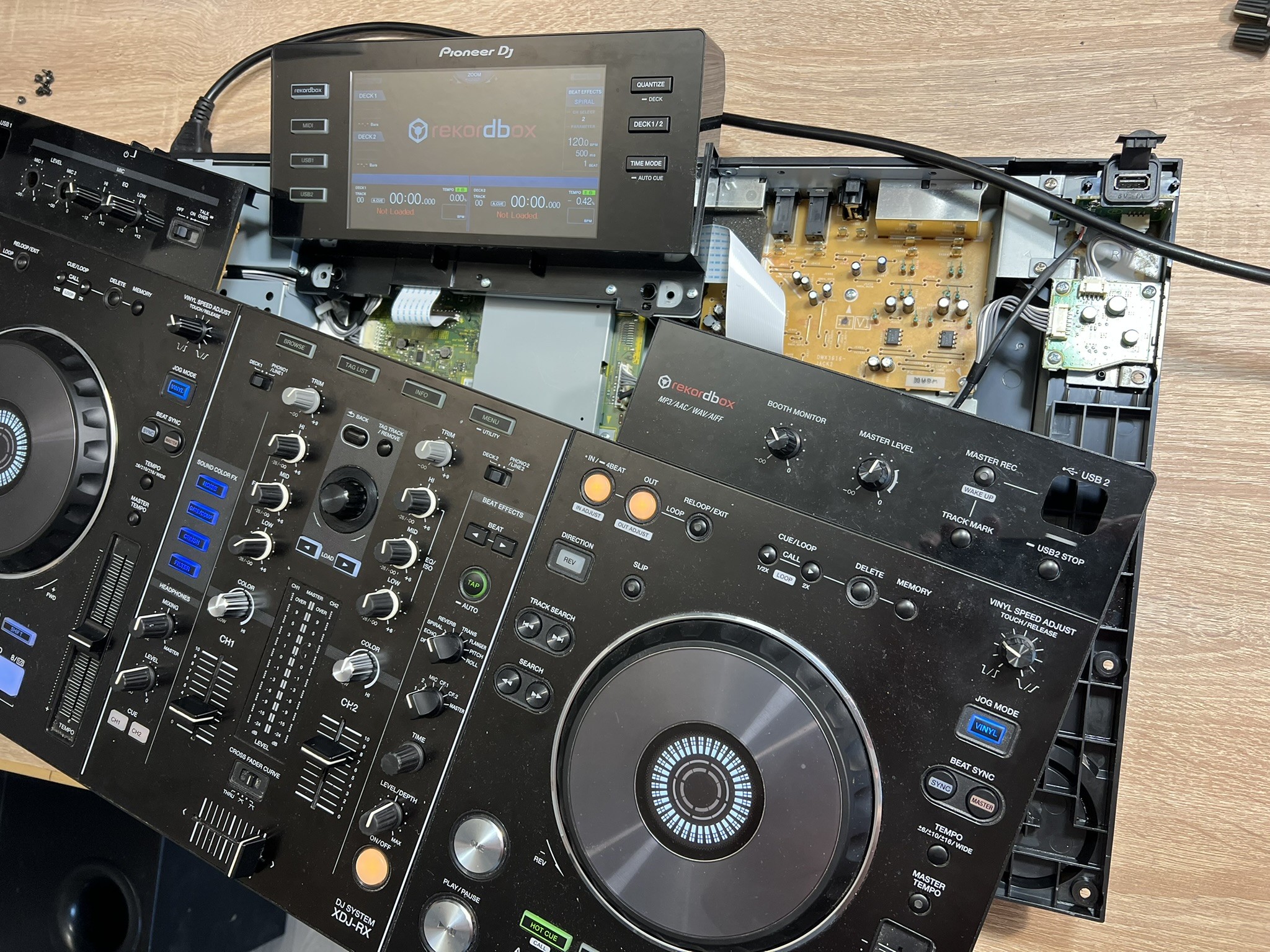 Pioneer XDJ-RX podczas naprawy w serwisie AudioLabs.pl