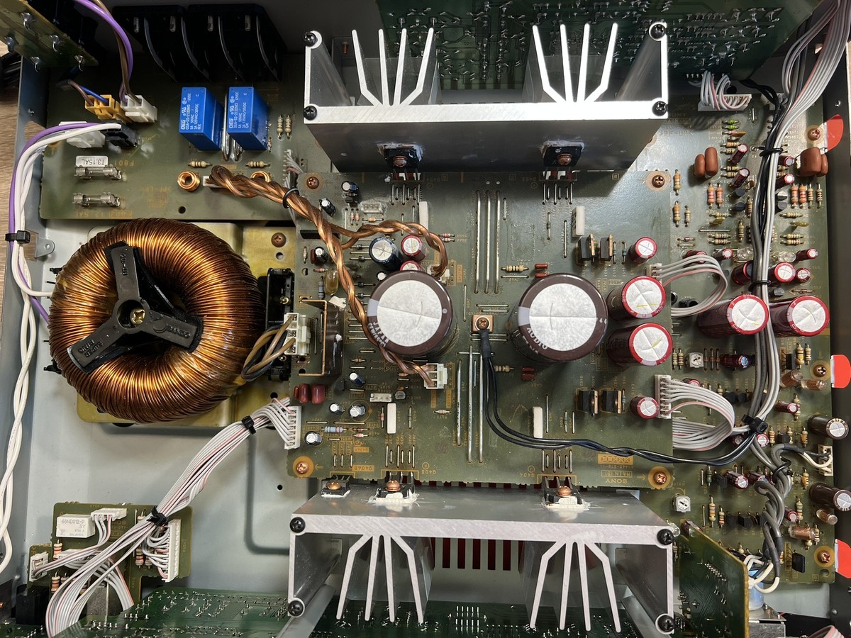 Sekcja końcówki mocy we wzmacniaczu Vintage podczas wymiany tranzystorów mocy