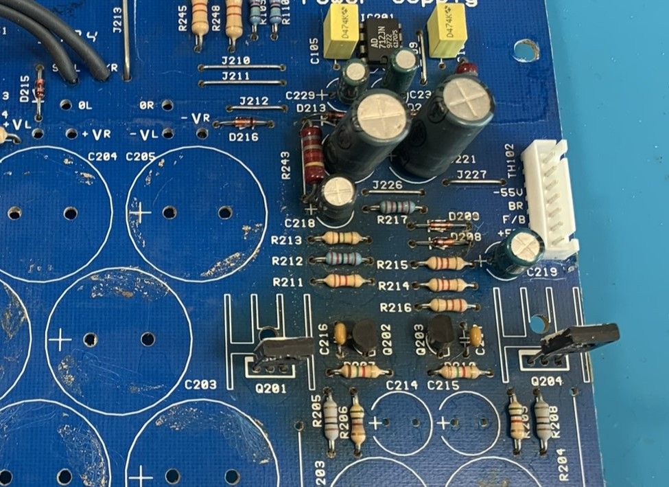 Przegrzane PCB widoczne podczas naprawy wzmacniacza NAD w serwisie AudioLabs.pl