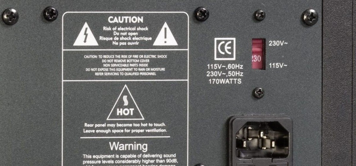 Tył monitora Adam Audio z widocznym przełącznikiem 115/230V