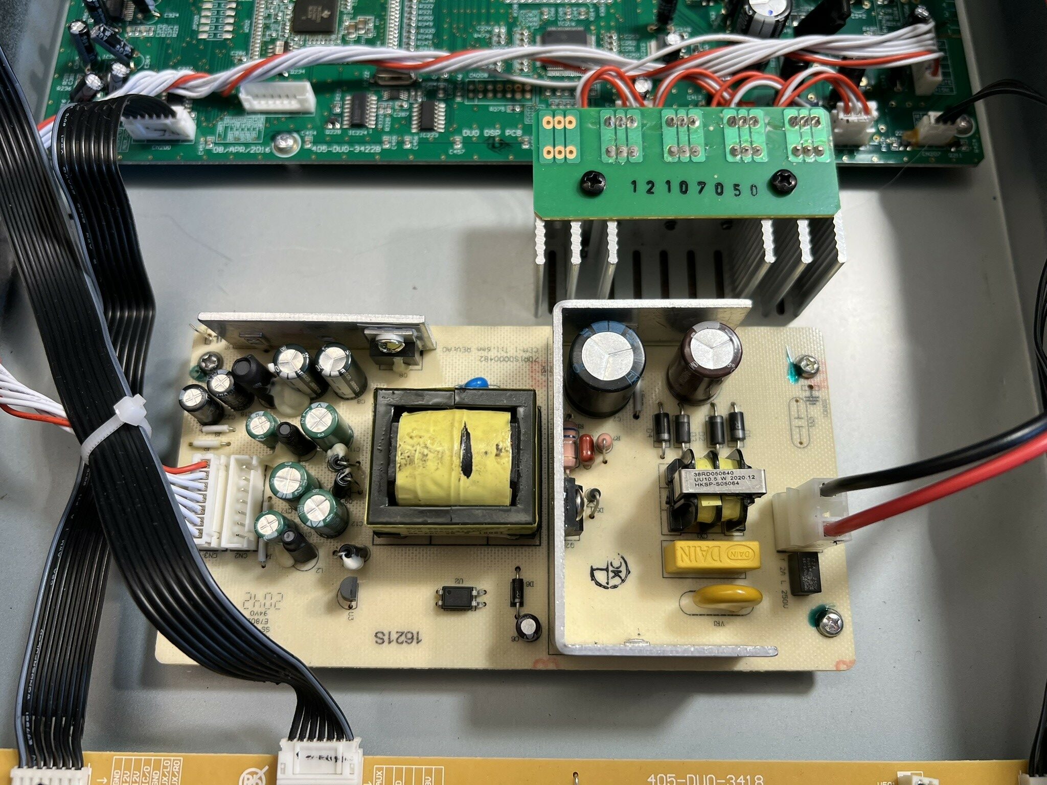 Uszkodzony zasilacz SMPS w mikserze DJ, widoczna płyta zasilacza