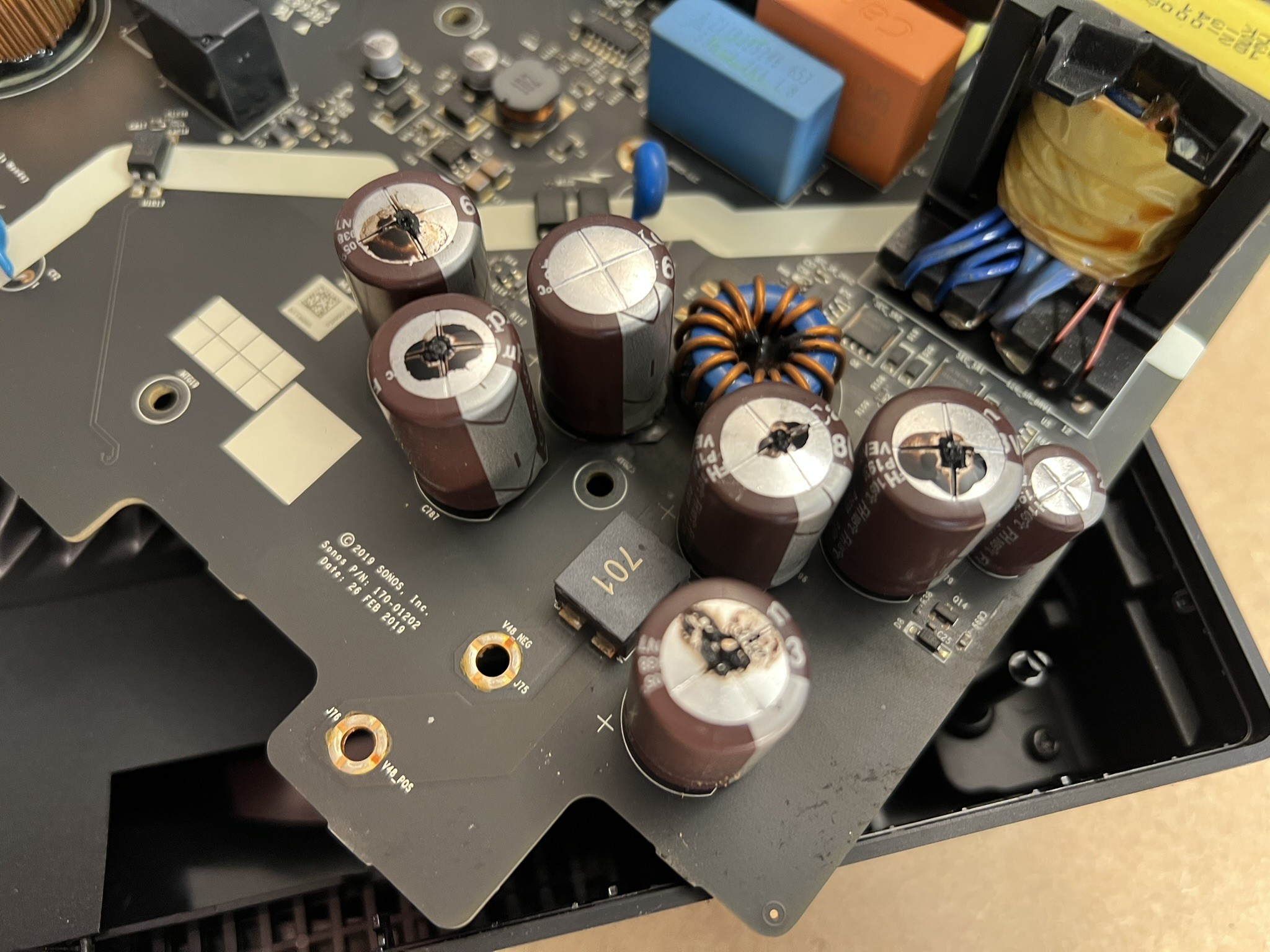 Wnętrze wzmacniacza w klasie D, widoczne wylane kondensatory elektrolityczne