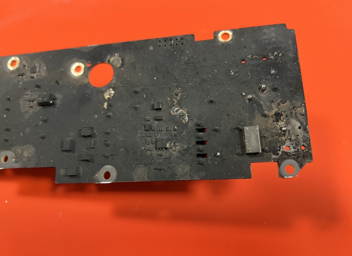 Płyta zasilacza SMPS z Sonos Arc po przepięciu.