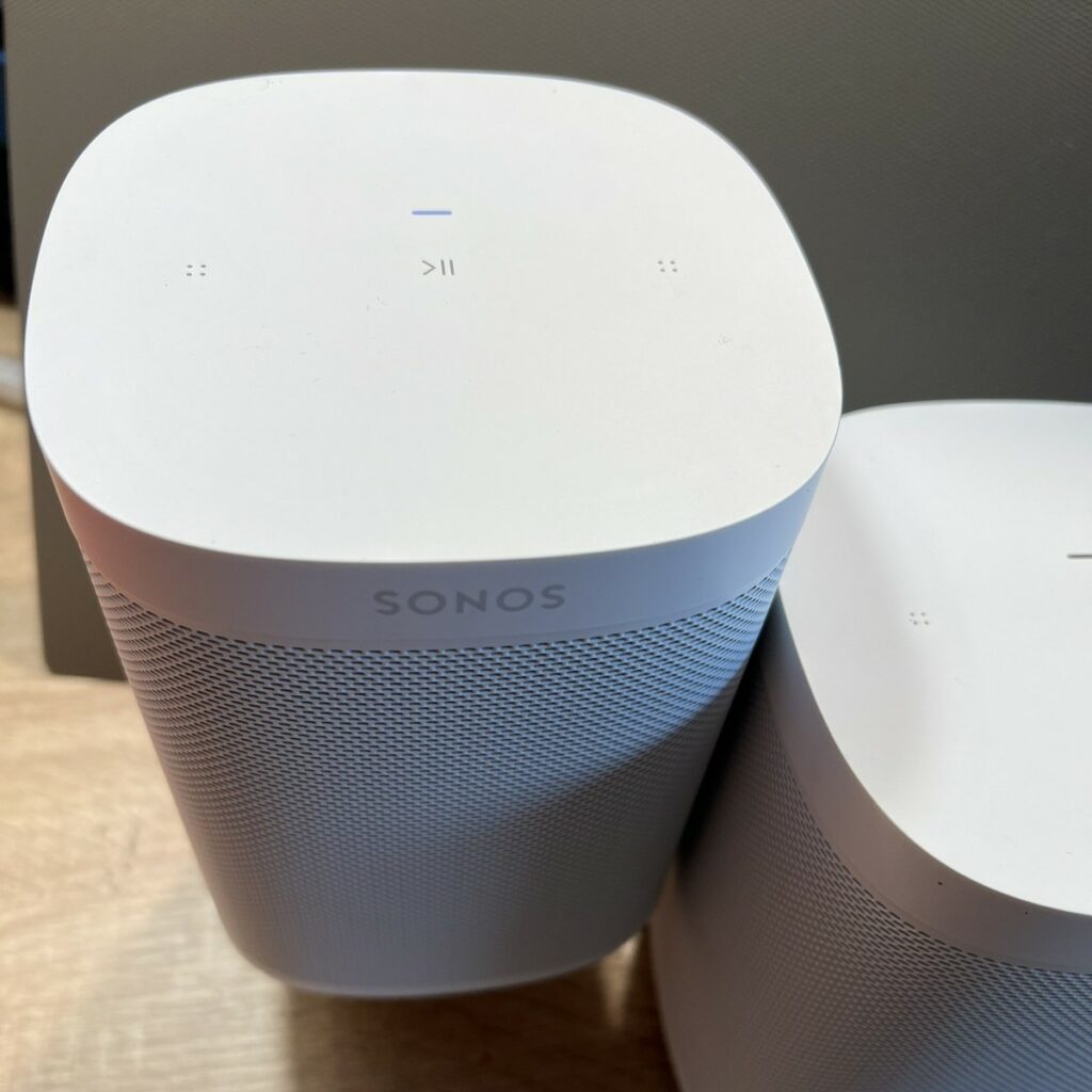 Białe głośniki multiroom Sonos One SL - widok od przodu