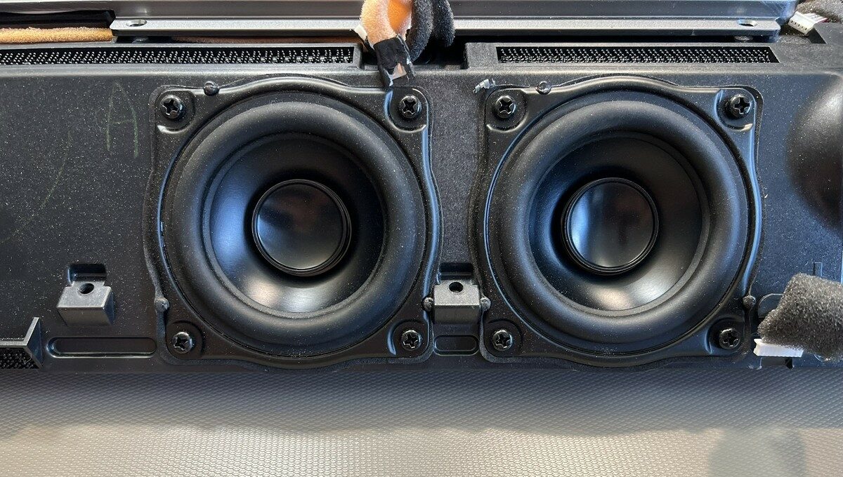 Rozebrany soundbar podczas naprawy, widoczne głośniki nisko-średniotonowe w playbarze.