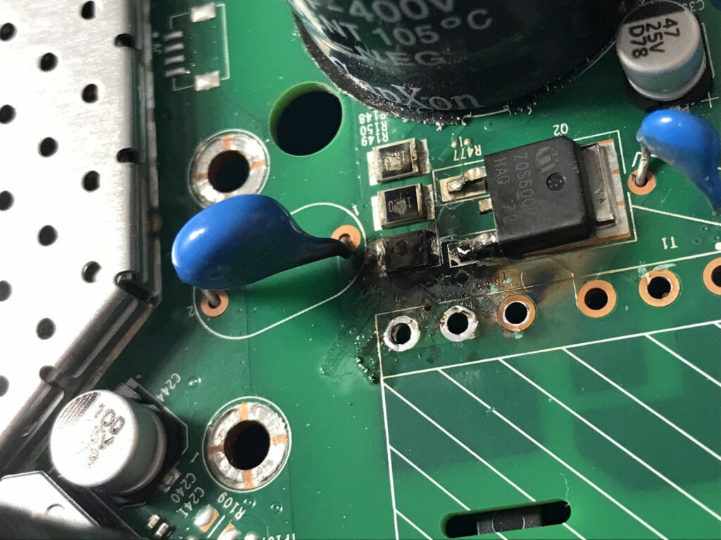 Sprzęt po przepięciu, widać spalone rezystory oraz tranzystor w zasilaczu