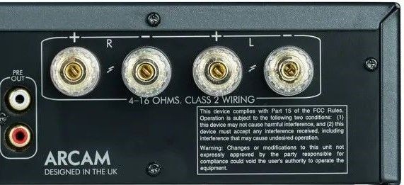 Wzmacniacz Arcam A29 z widocznymi zaciskami głośnikowymi