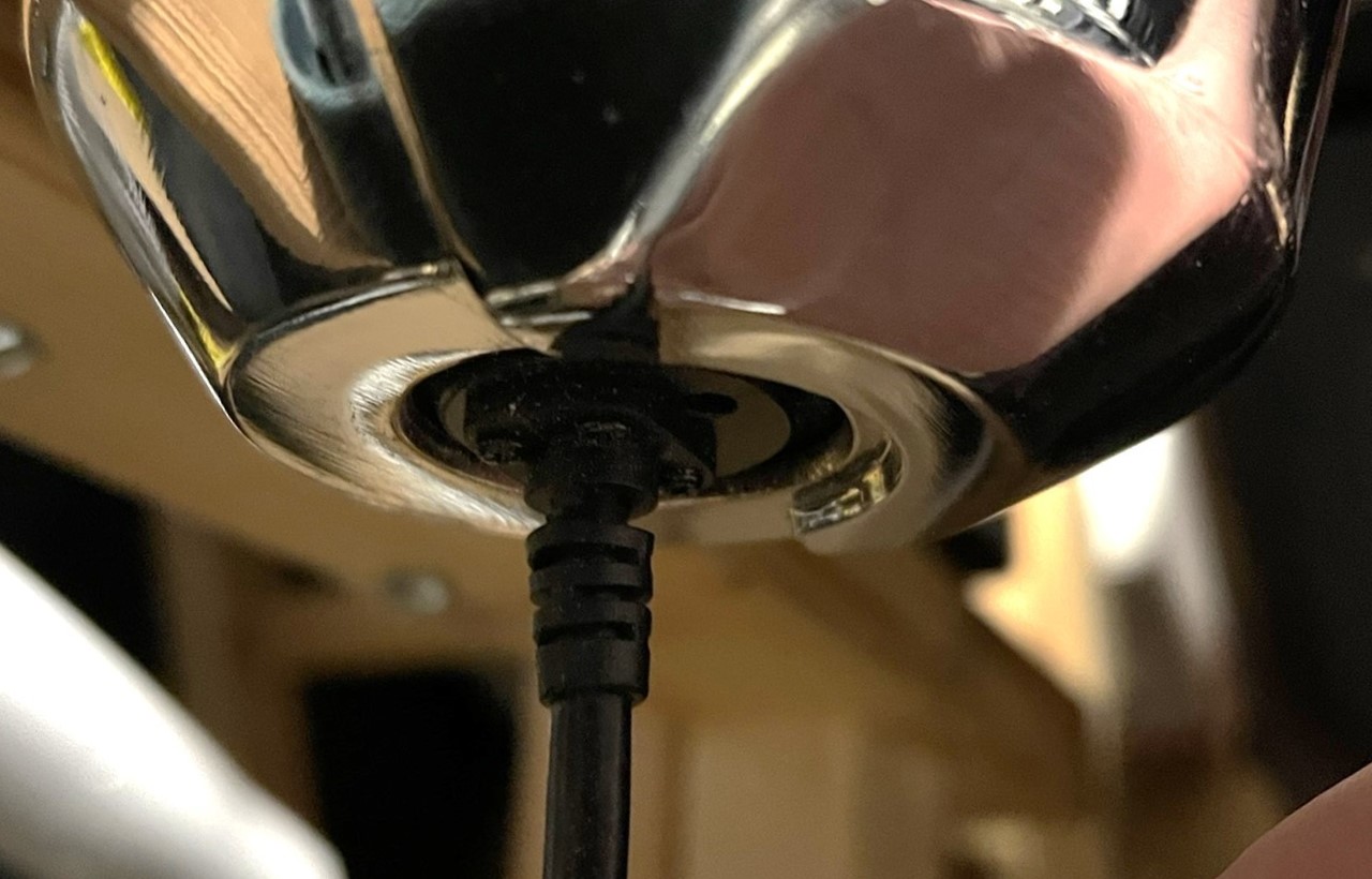 Skrzynia biegów Thrustmaster TH8A, widok na uszkodzoną odgiętkę kabla DIN