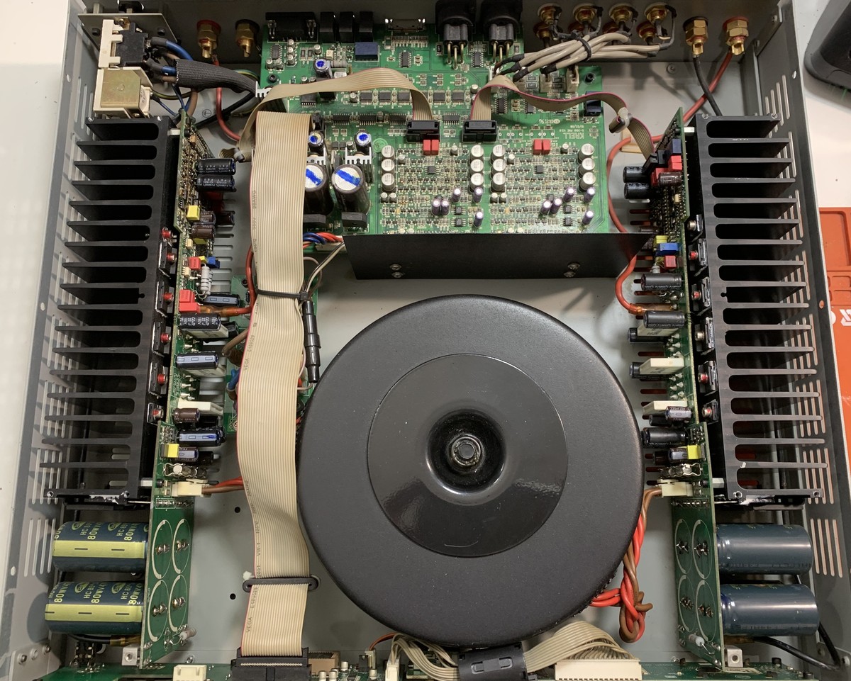 Wzmacniacz Krell z widocznym transformatorem