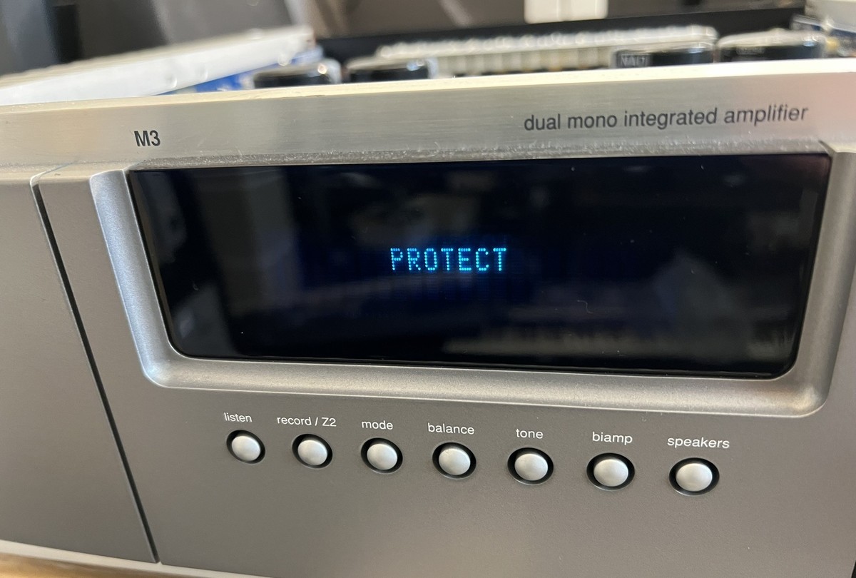 Wzmacniacz zintegrowany NAD z błędem "protect" na naprawie w serwisie AudioLabs.pl