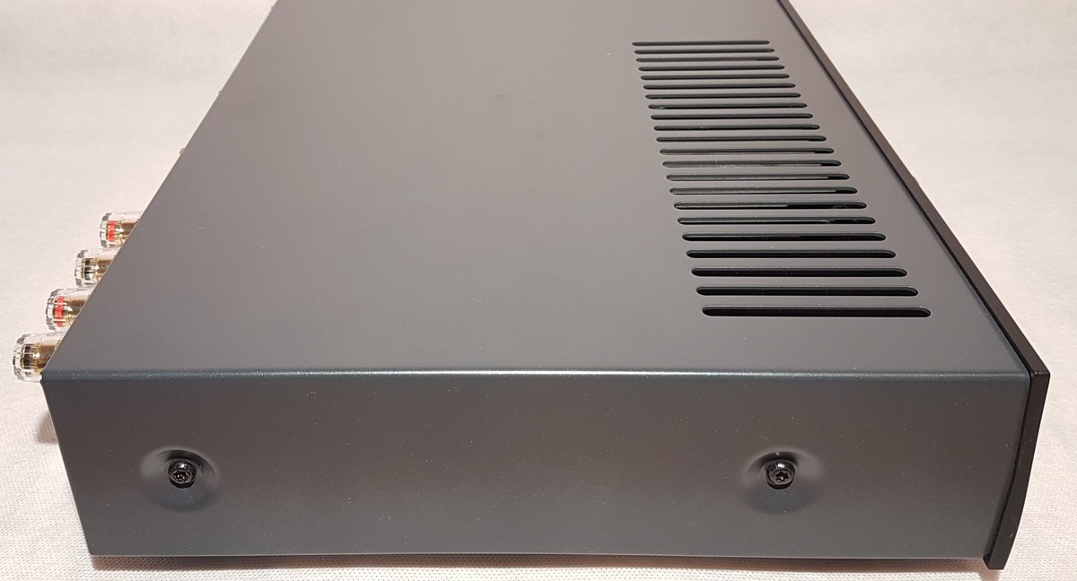 Wzmacniacz z widocznymi otworami wentylacyjnymi