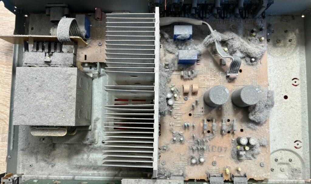 Zakurzony wzmacniacz podczas czyszczenia i naprawy w serwisie AudioLabs.pl